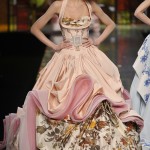 Dior Haute Couture 2009 par John Galliano - Un corset est sous la création