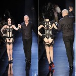 Dita Von Teese portant un corset et accompagnée de Jean Paul Gautier pendant la fashion week de Paris 2010