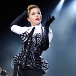 La célébre chanteuse Madonna en corset pendant l'un de ses concerts
